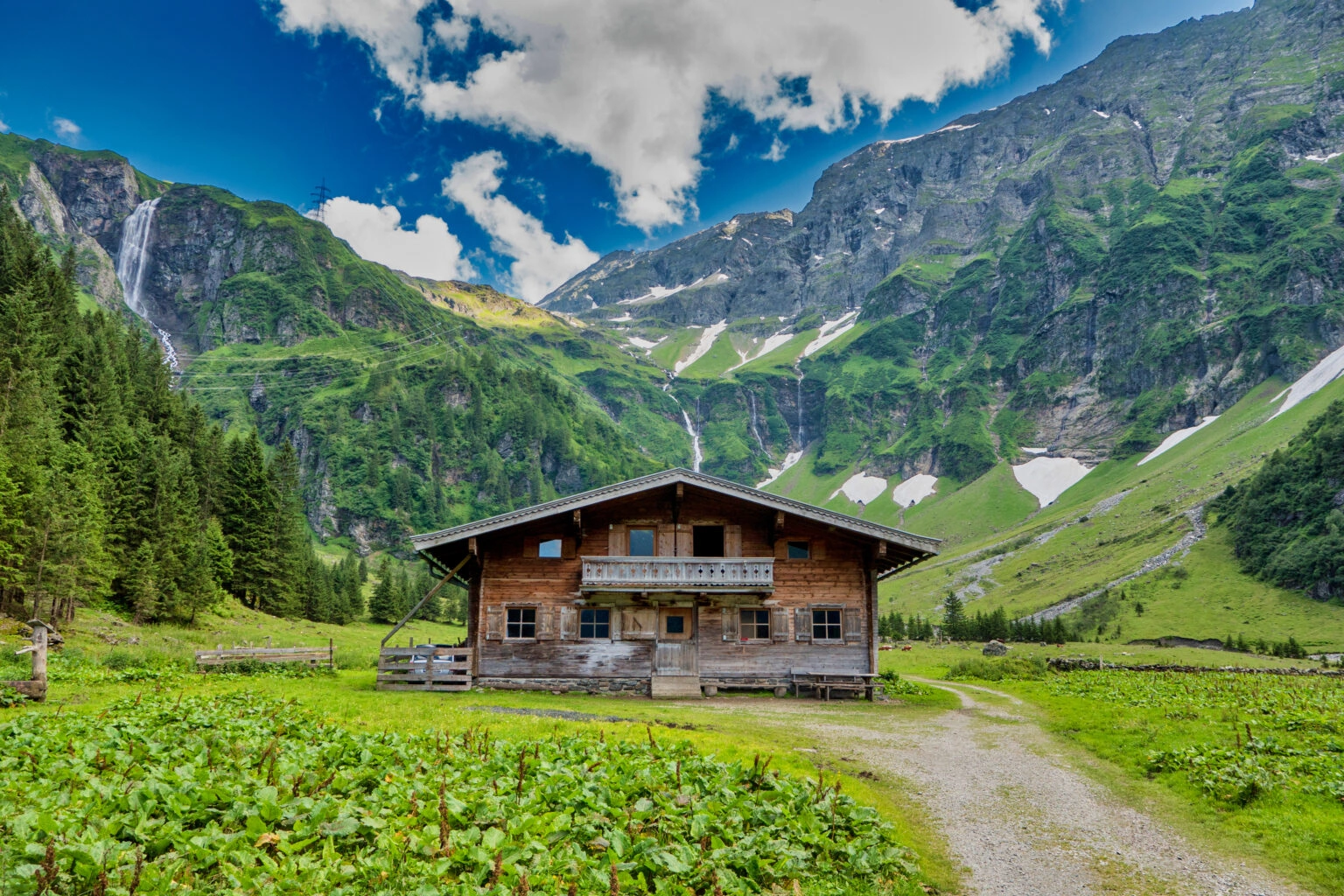 Hütte in Berglandschaft